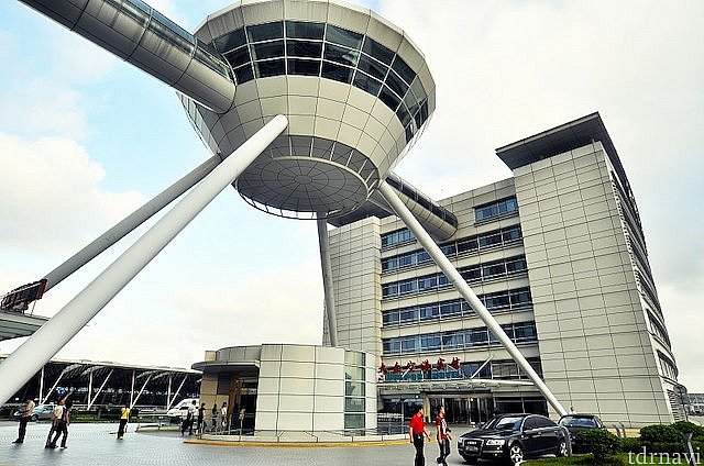 こちらもホテル公式から。先ほどの写真のエレベーターで二階に上がるとこの円柱の建物内に出ます。ここからフロントのある北館へ数メートル屋外を歩きます。