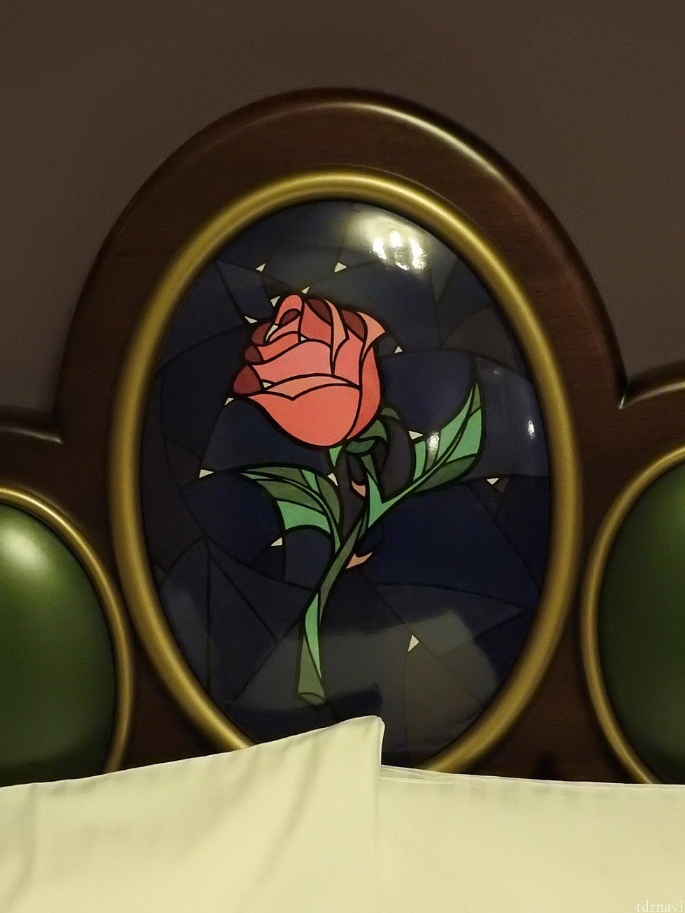 ベットの頭の部分にはベルの象徴である赤い薔薇があります