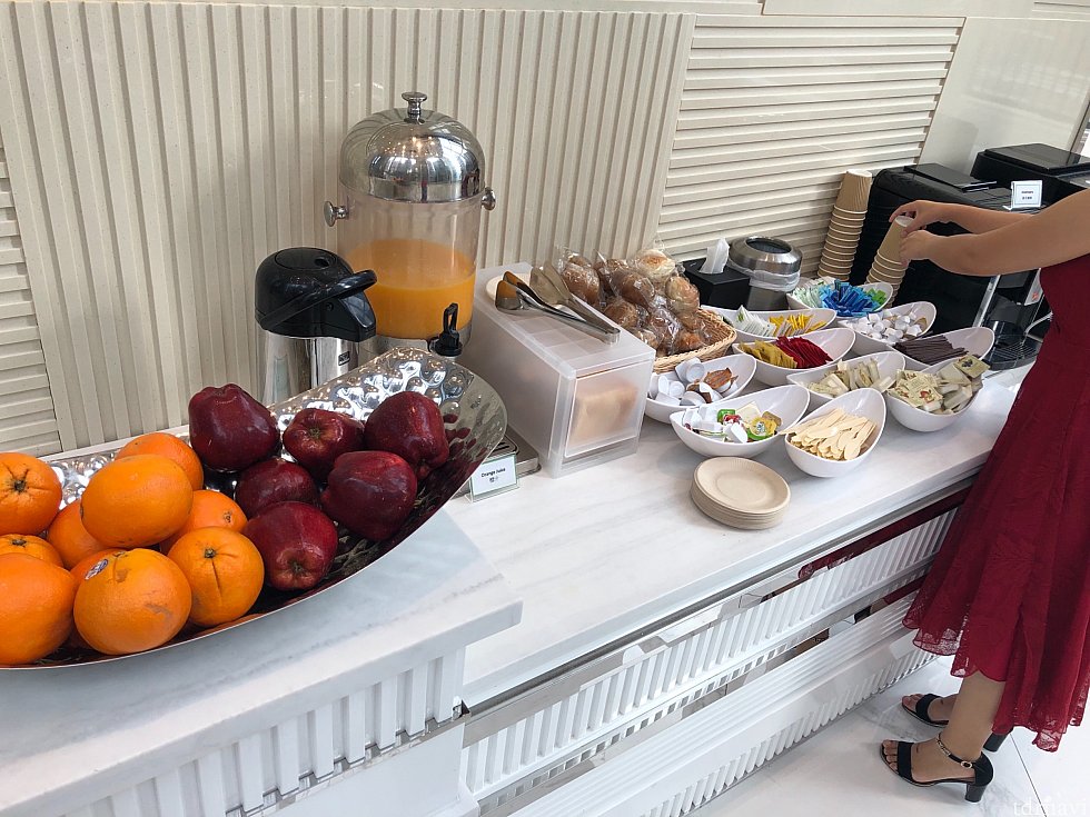 朝食はこういった簡単なものがロビーに用意してあって自由に食べることができます。