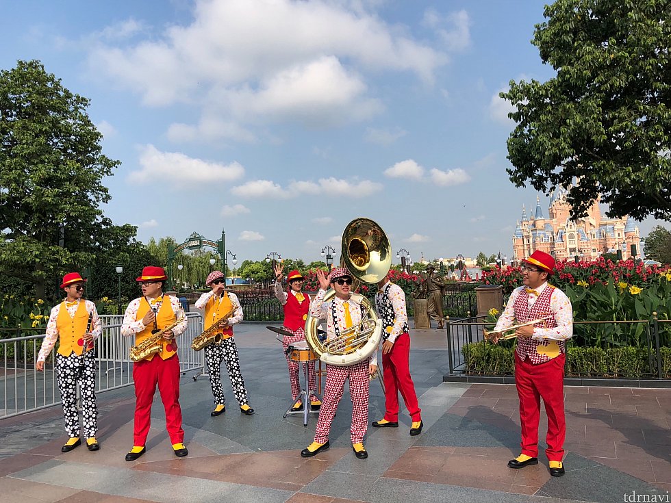 ディズニーランドバンドも演奏で応援!