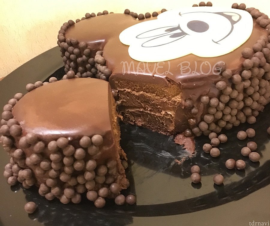 断面はこのようになっています。甘さ控えめでしっとりとしたチョコレートクリームとまわりのサクサクの丸いチョコスナックの食感がベストマッチ☆