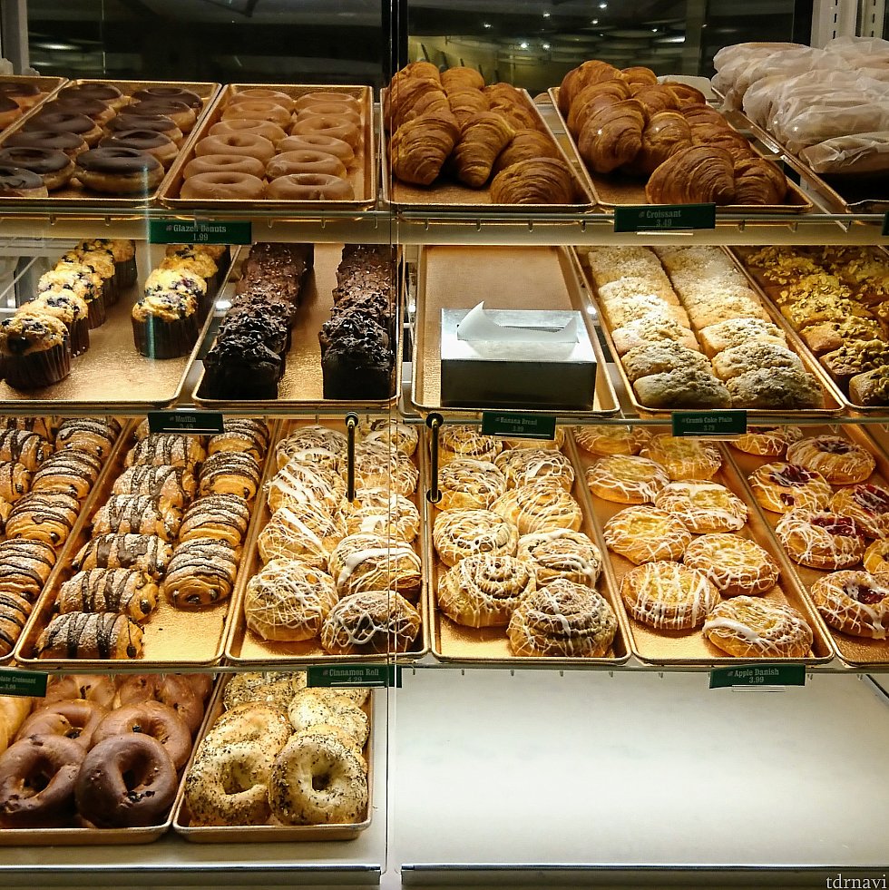 パンやデニッシュ等の棚。朝はとても充実しています。