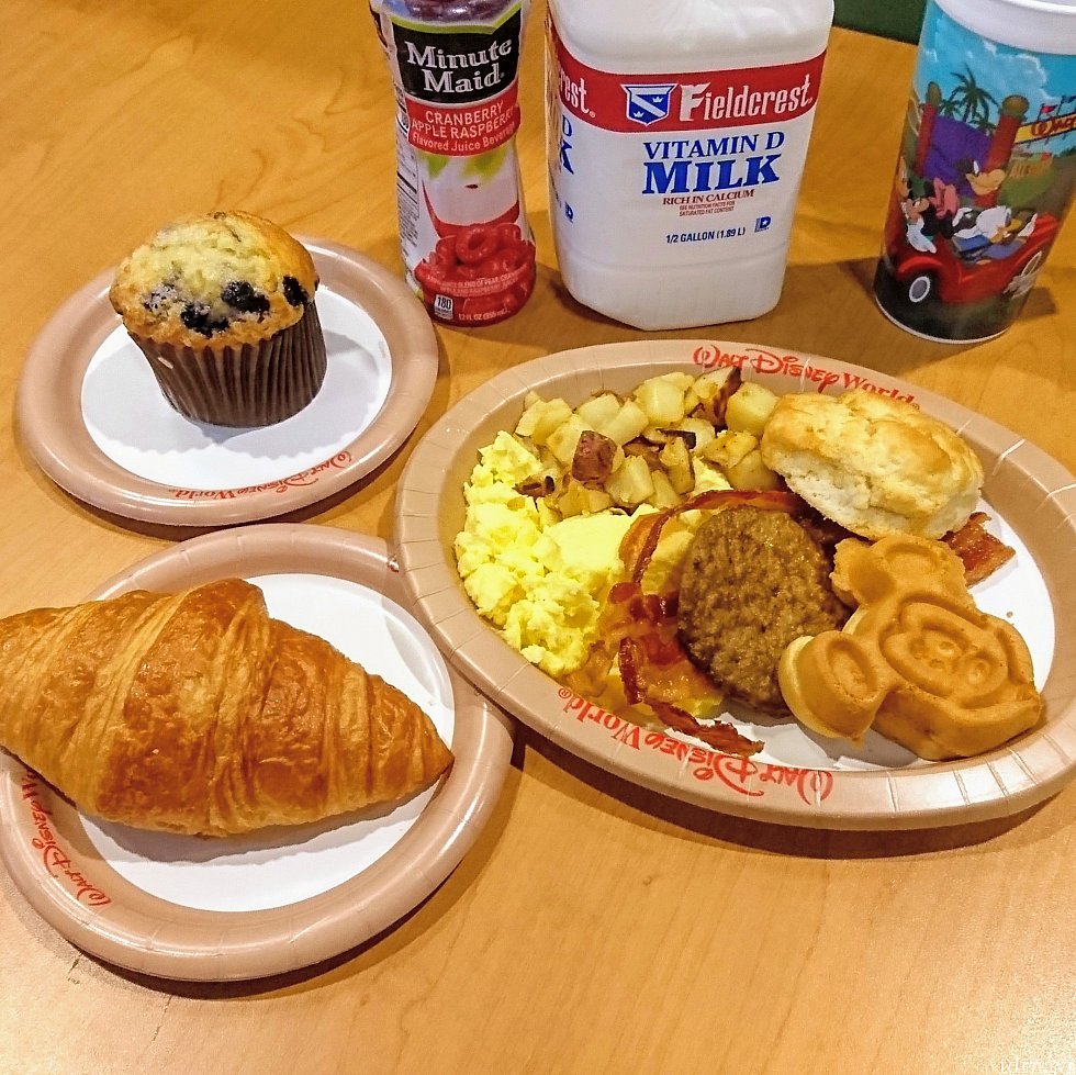 【2日目】Bounty Platter (ミッキーワッフルが乗ったセット)、クロワッサン、ブルーベリーマフィン、ミニッツメイドのジュース
牛乳はハーフガロンのボトルを買いました。
クロワッサン美味しかった♪
