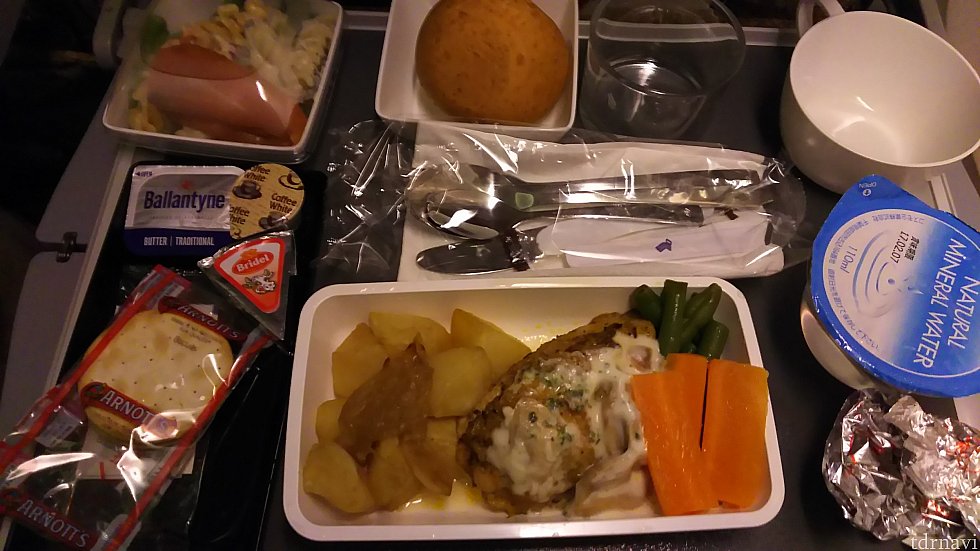 機内食のエコノミーのお肉は不味いことが多いそうですが、これはとても美味しかったです。