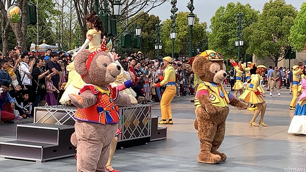 yellowのダッフィーですが、メイちゃんが合流したり...