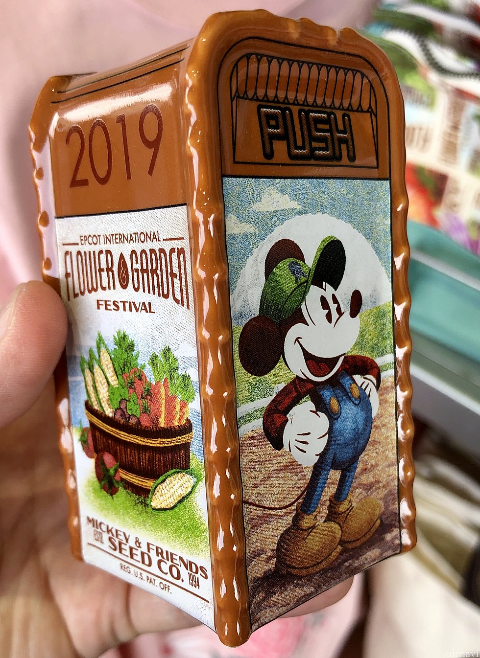 最近では定番のディズニーパークゴミ箱風塩コショウ入れ。コレクション出来そうです。$9.99