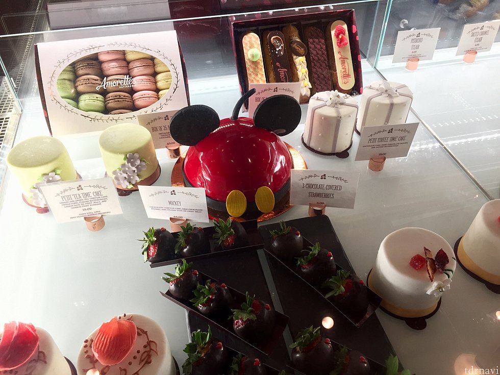 色々なケーキがある中でひときわ目を引くのは、やはりミッキーのケーキですね。その名も、「ミッキームース」。かなり大きいとは言え$55はちょっと挑戦しにくい価格ですよね。