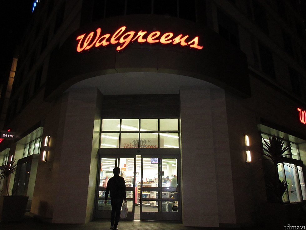 お土産達が面白くてテンションが上がったので続いてWalgreensへ