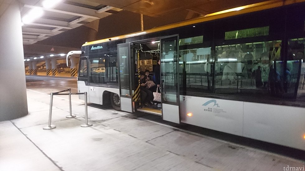 香港到着して入国審査のある所まではバスでの移動でした