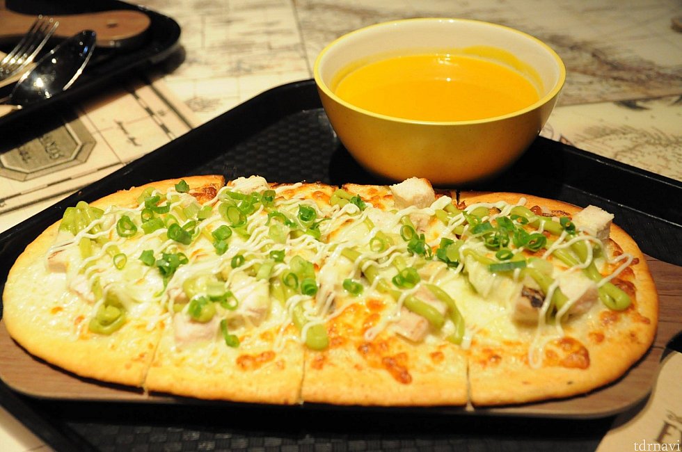 ナビゲーターズセットはピザの種類に関係なく、一律129HKDGrilled Chickenはアボカドソース?で女子大好きな味