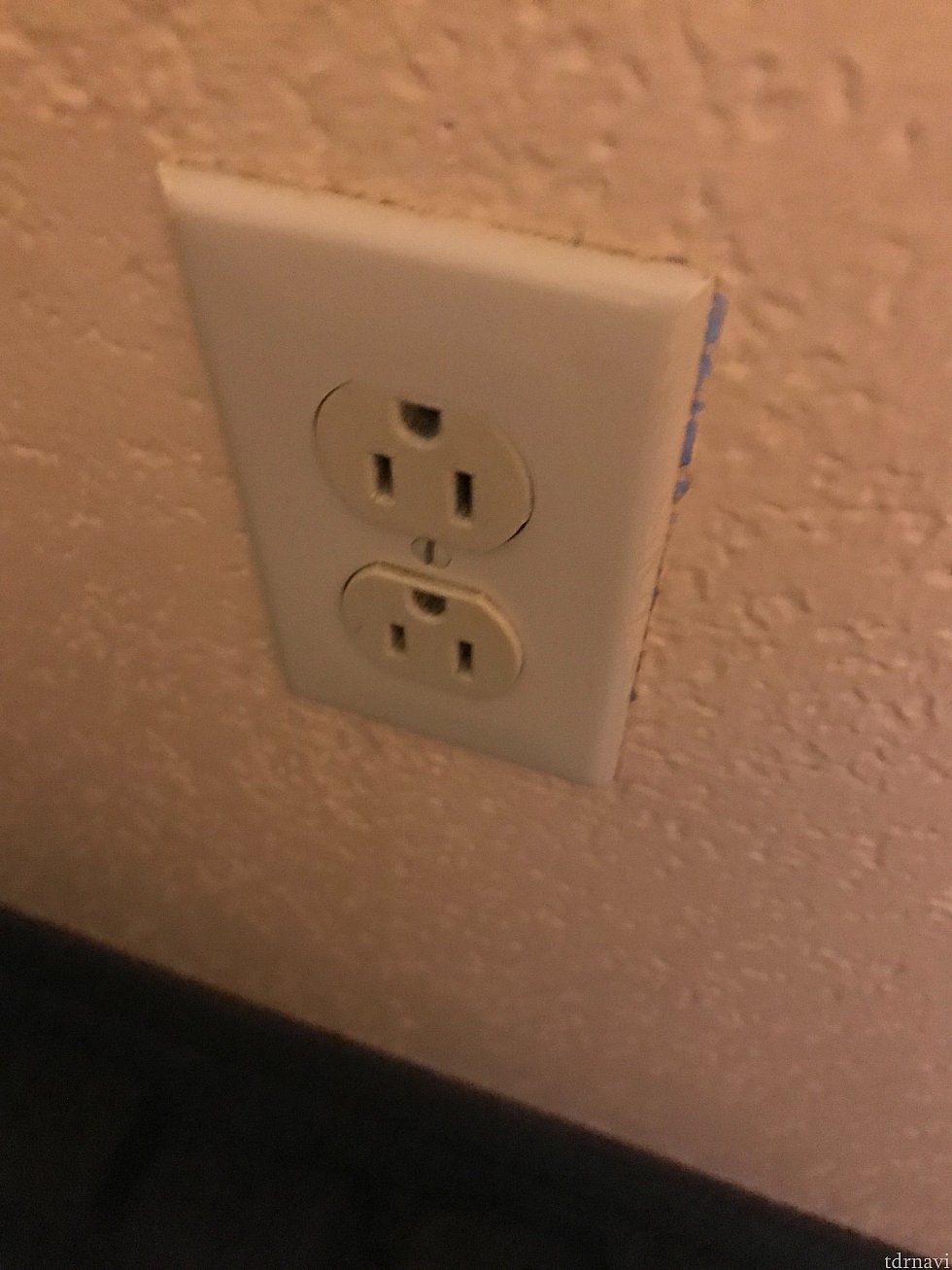 コンセントです
3つ穴がありますが日本製の2つ穴のものを使用して大丈夫です
ただし電圧は120vなので注意してください