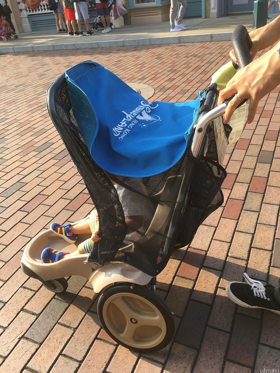 横からみたベビーカー。
日除けはこれ以上動きません(涙)