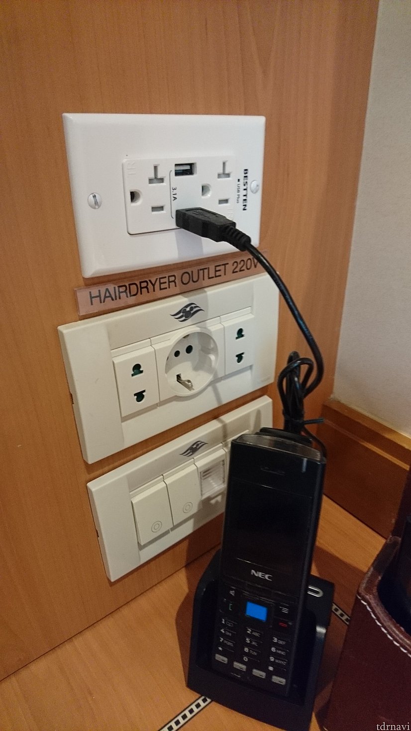 ドライヤーは丸いコンセントでないと使えません。
しっかりとさす必要があります。
ドライヤーの風力は強いです♪