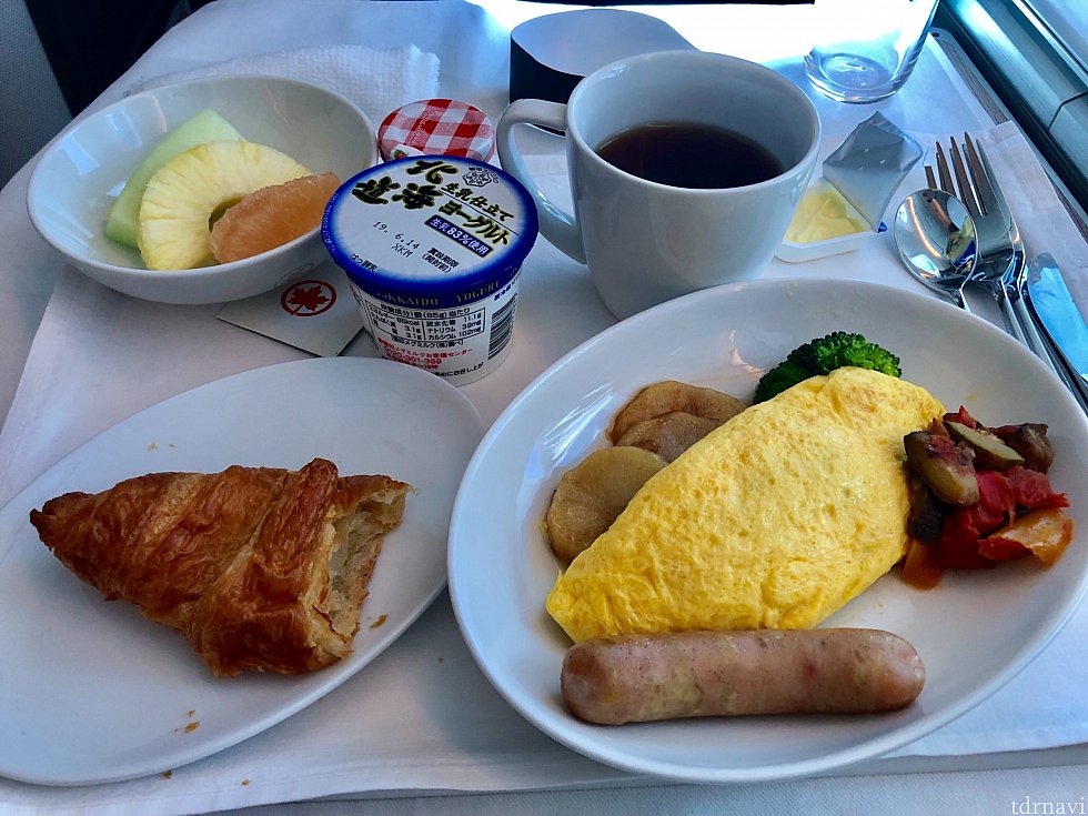 到着の2時間前の朝食。オムレツか、カレーのチョイス。起きたばかりでカレーは重すぎなので、こちらにしました。食事は有名シェフ監修しているとの事ですが、味は普通のオムレツでした。約13時間のフライトでしたが、もう少しビジネスクラスを楽しみたい!と思えるほど快適でした。ビジネスクラスだと長距離でも殆ど疲れが出ませんでした。