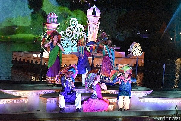 ダンサーさんも演奏も頑張っています。