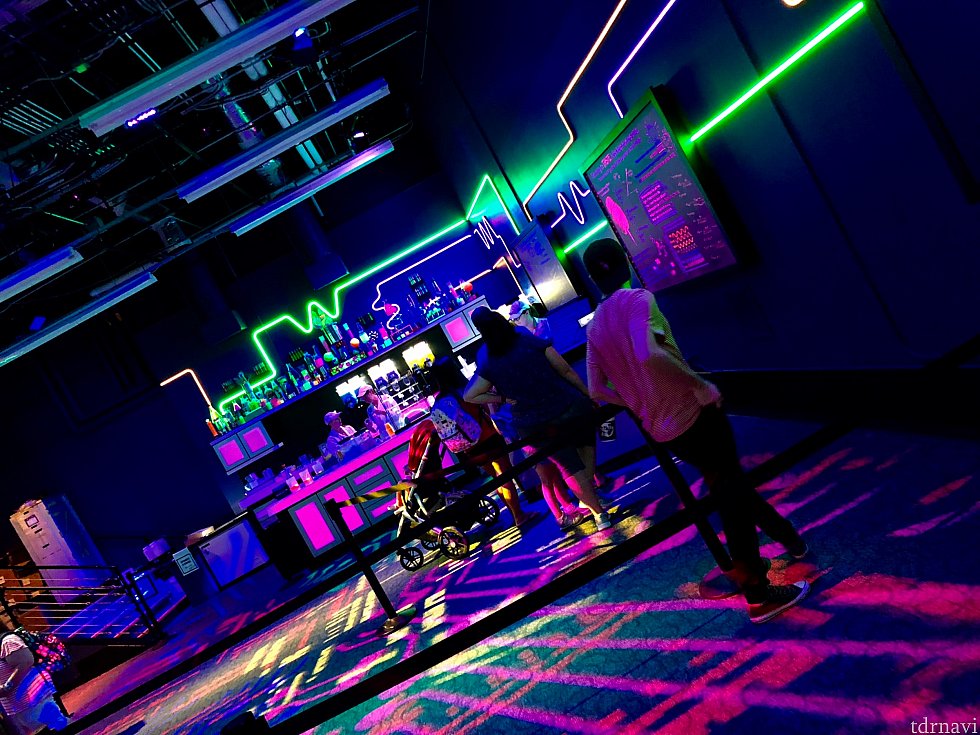 ここはフード&ワインブースの一つ。週末は長蛇の列でしたが、この日はやはり殆ど人がいませんでした。もう既にイベントの時間が始まっていたので、フードブースに入る時もリストバンドをチェックされました。