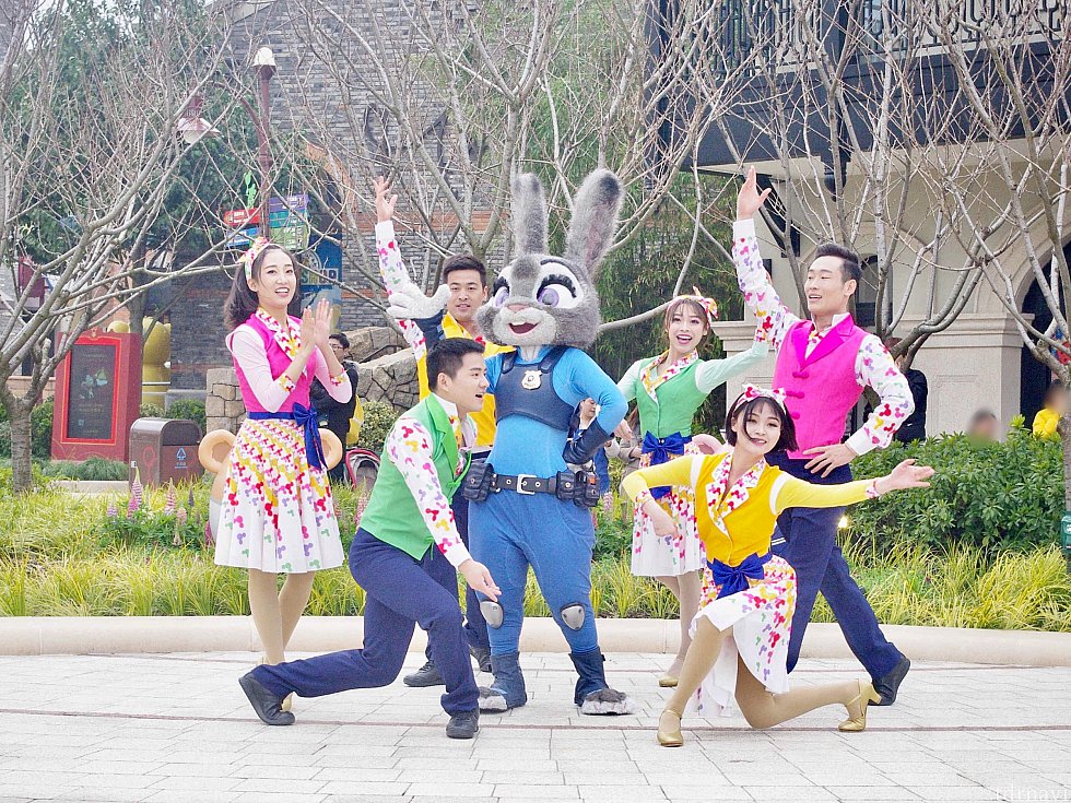 ダンサーさんとダンスをし、ポーズ!