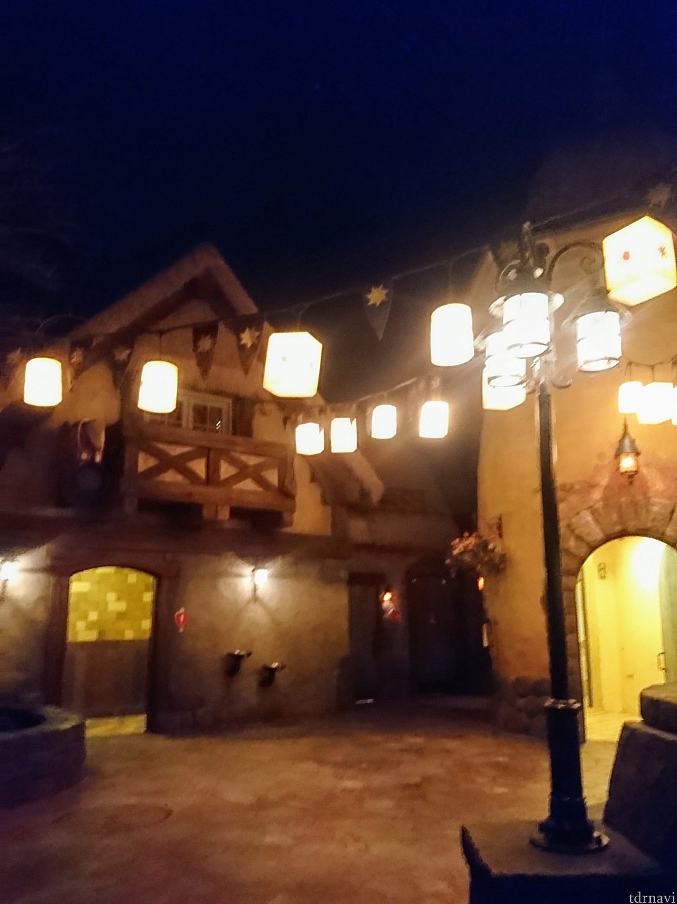 閉園時間を過ぎたばかりのファンタジーランドのラプンツェルエリア。とても静かです。