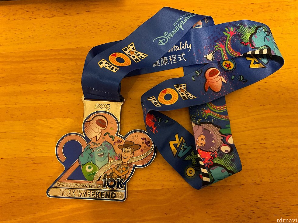 メダルはこちら。10km完走したよは人に自慢して良いレベルかと。普段走ったことがない人ほど周りにびっくりされますよ！