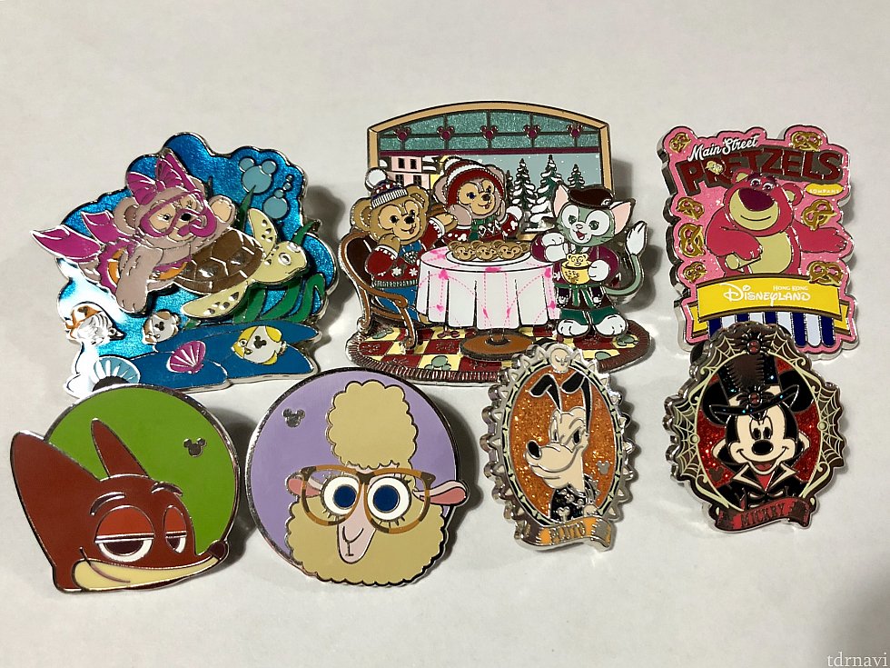 トレードでゲットしたピンバッジ♡右2つはゲスト同士でトレードしました。
上のは香港で、下のは上海のヒドゥンミッキーピン。去年のハロウィンの欲しかったから嬉しい!