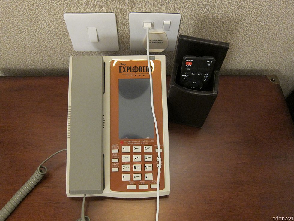 電話もホテルオリジナルデザインです。