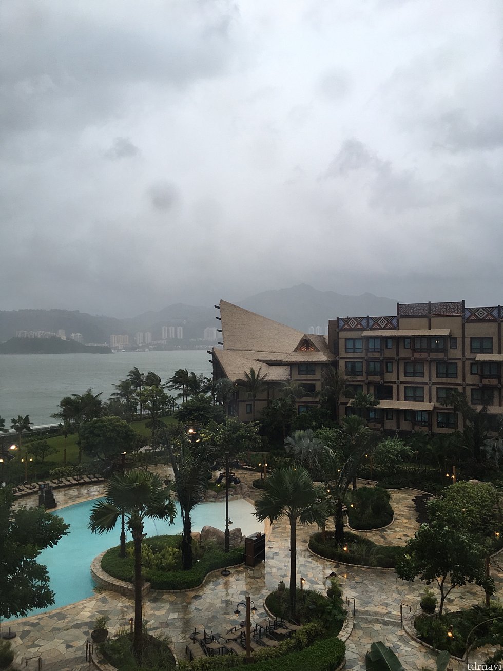 シグナル10直前の部屋から見た様子です。このあと暴風雨が強まりました。