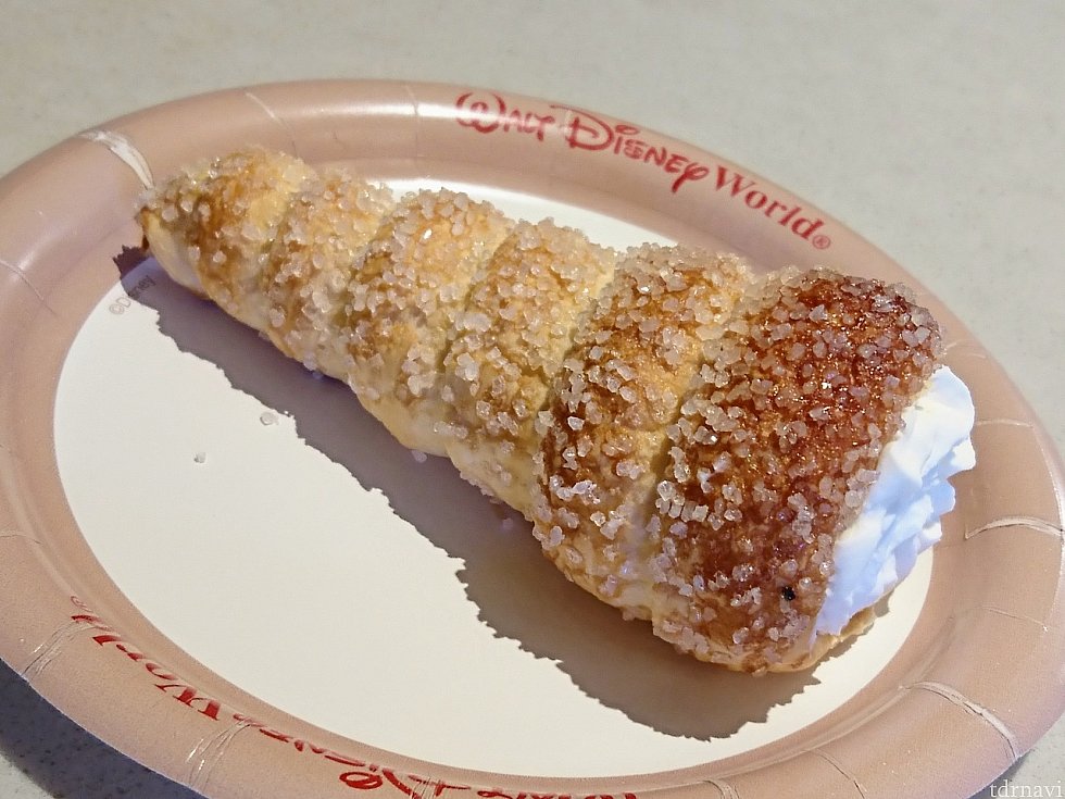 トロールホーンを実食。
硬めの生地にクラウドベリー(黄色木いちご)のジャムとクリームが入っています。もう少しサクッとした食感だと嬉しいな。