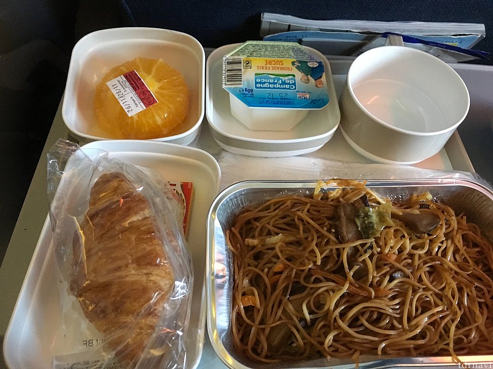 2食目。まさかパリ発便で焼きそばとは…!