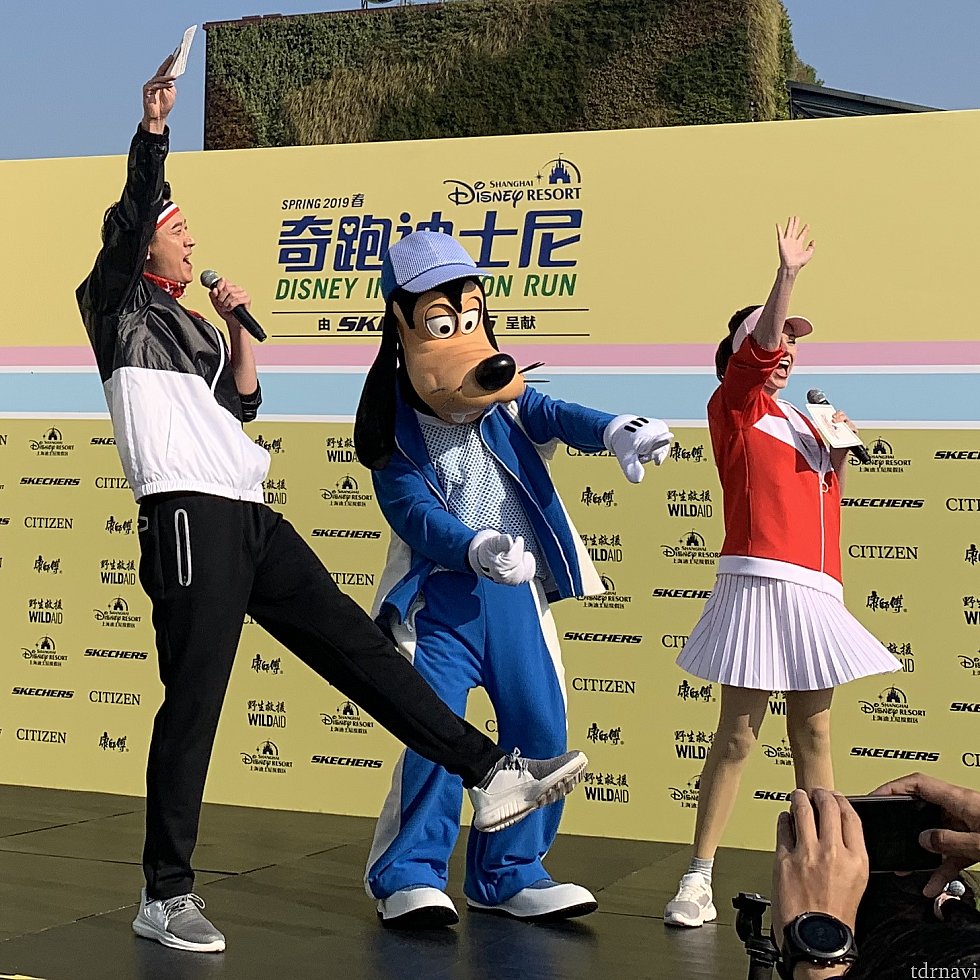 グーフィーと一緒に準備運動。