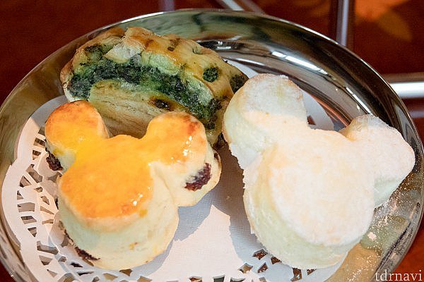 ミッキーシェイプのスコーンとほうれん草のクロワッサン。