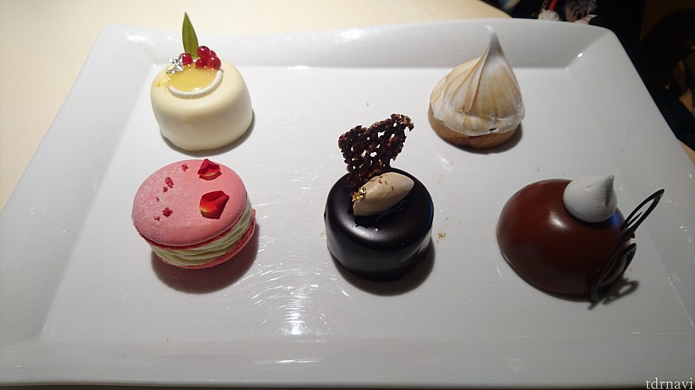 ケーキはこの5つの中から1つ選べます。左奥:柚子のケーキ、右奥:忘れてしまいましたが、確かコーヒー系、右手前:マロンケーキ、手前中央:チョコレートケーキにアールグレイムース、左手前:マカロンのヨーグルトムース