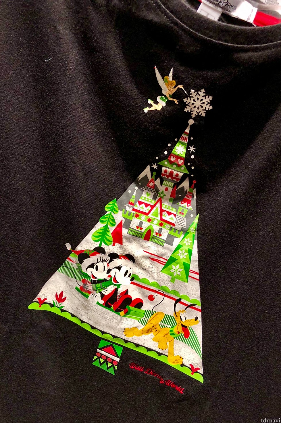 プルートが引くソリに乗るミッキー&ミニーのTシャツ。$34.99