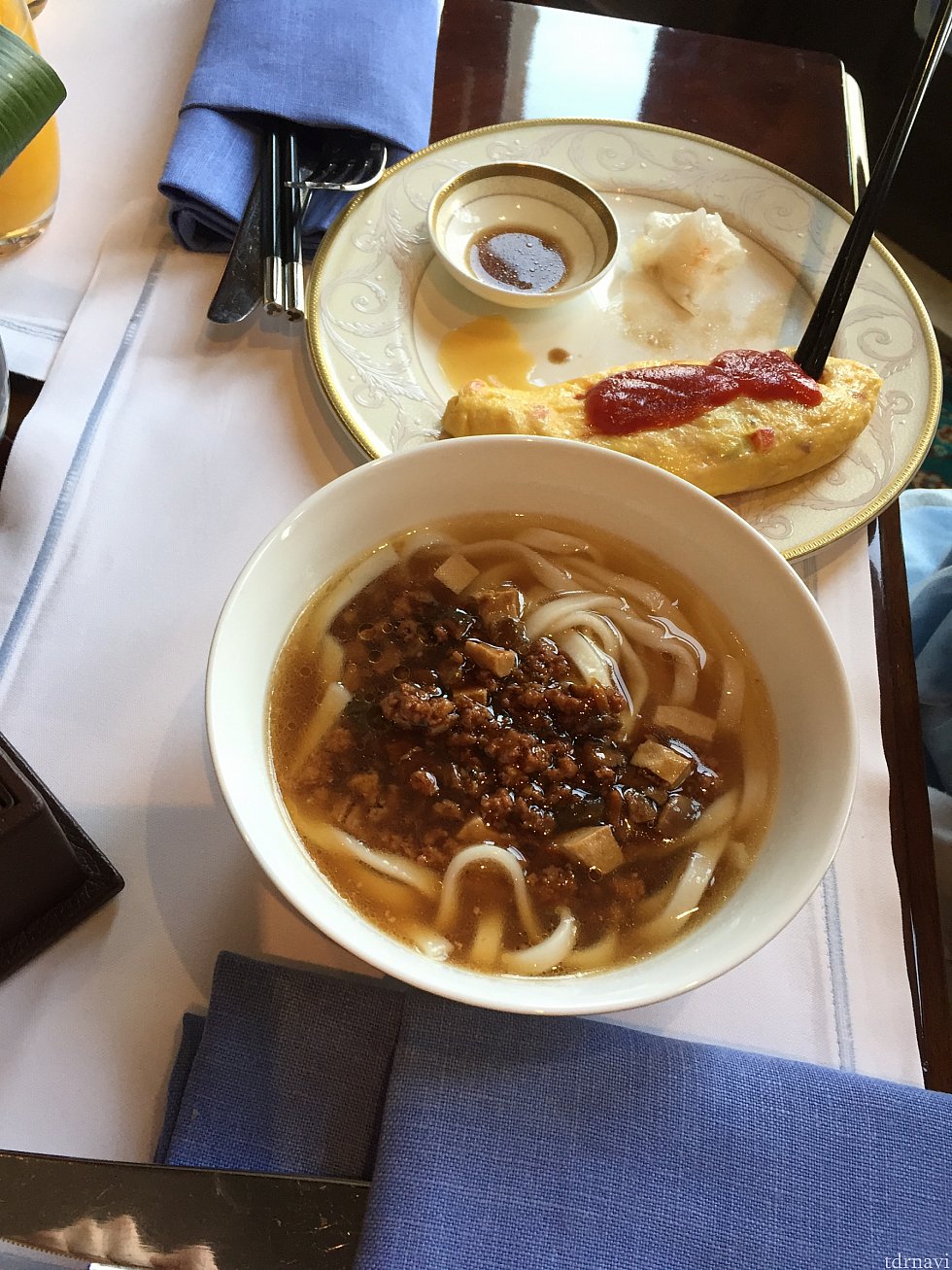 台湾式のお肉の入った麺。赤いきつねのきしめんみたいなお味