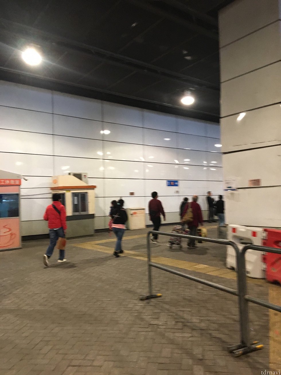 トンネルみたいなとこに入ったところで、バスを降ります。右に行くと広場に出ます。