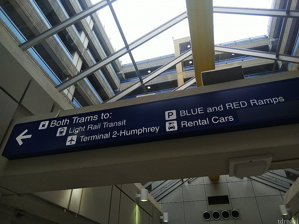 空港のインフォメーションでモールオブアメリカに行きたい旨を伝えるとライトレールの乗り方を案内してくれます