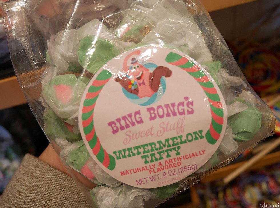 スイカ味!アメリカのお菓子って感じのすごい色