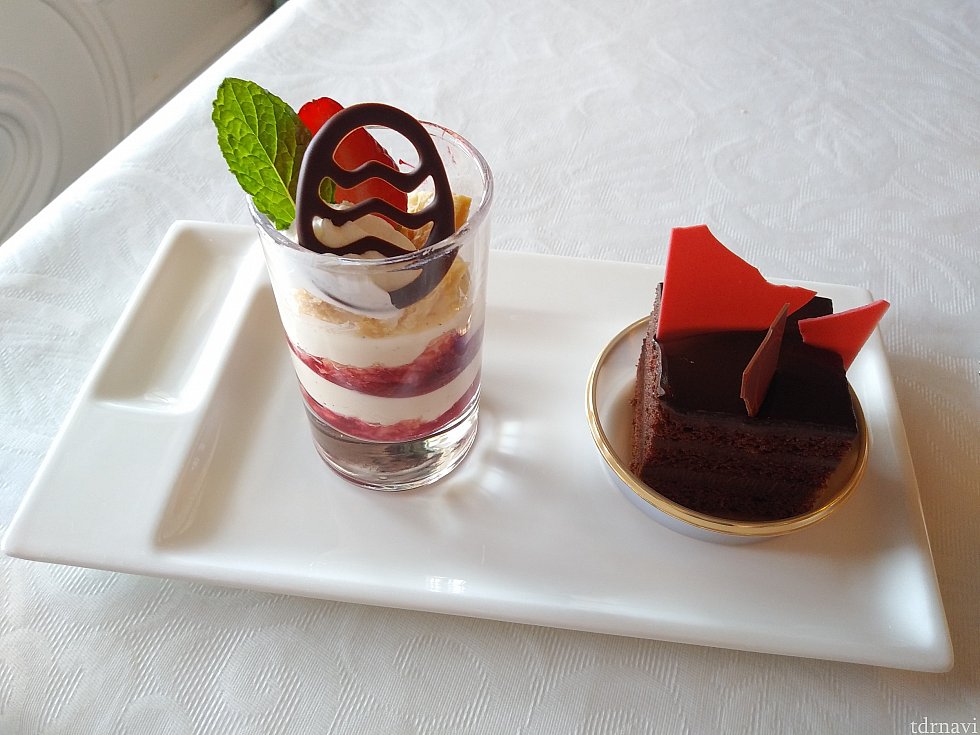デザート
4種のベリーのミルフィーユ仕立てとチョコレートケーキ