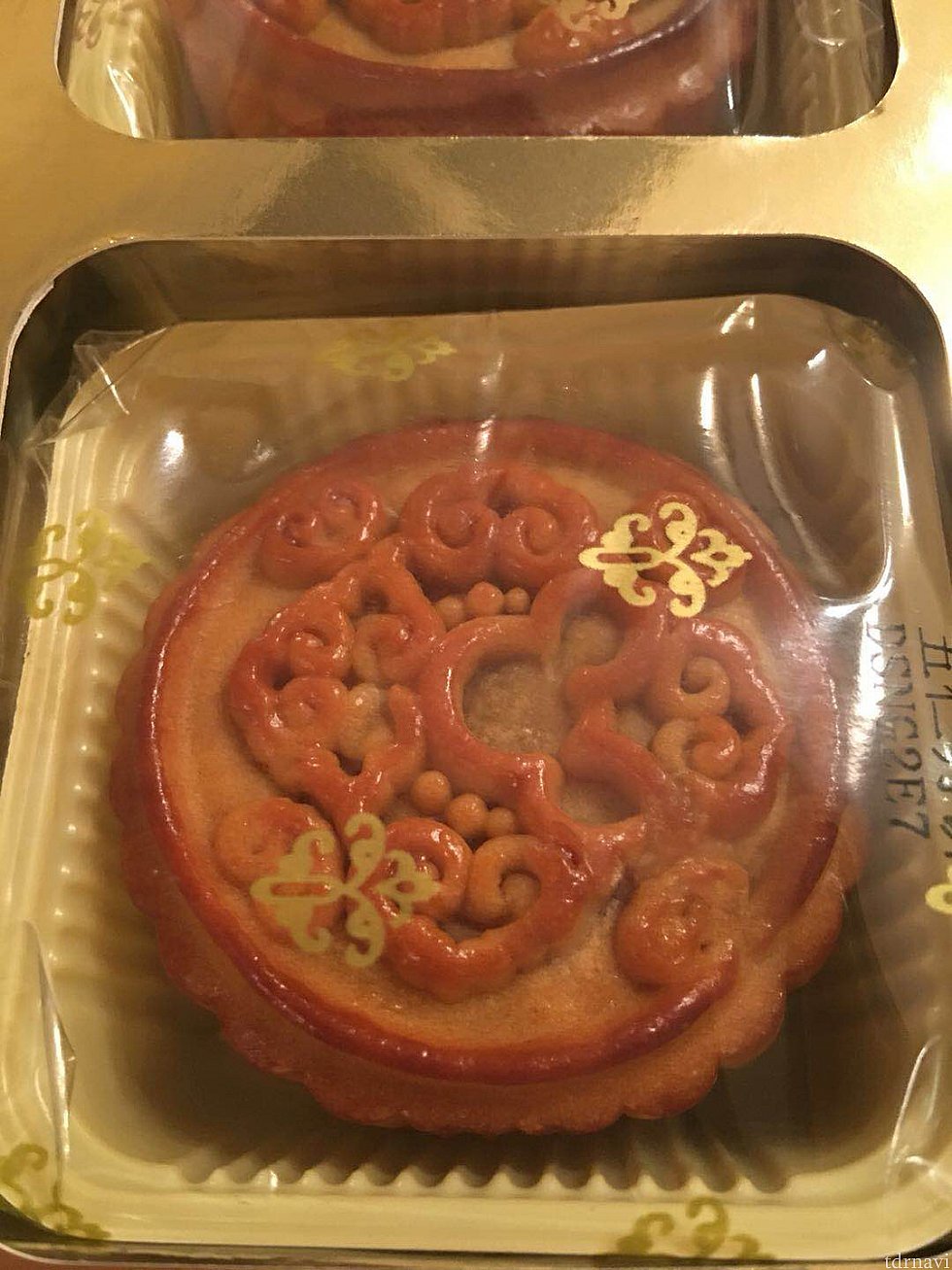 月餅の表面はミッキーシェイプの模様になっています。
これはレア度が高いかもですね⁉︎