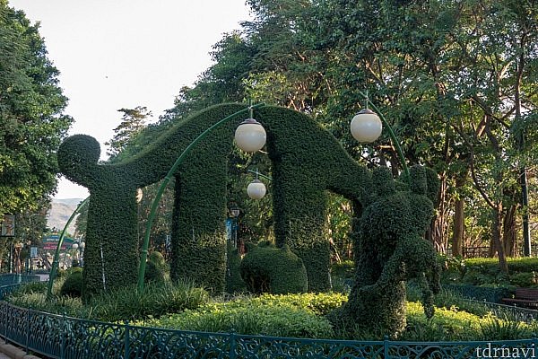 香港なのでドラゴンのトピアリーなんでしょうか。