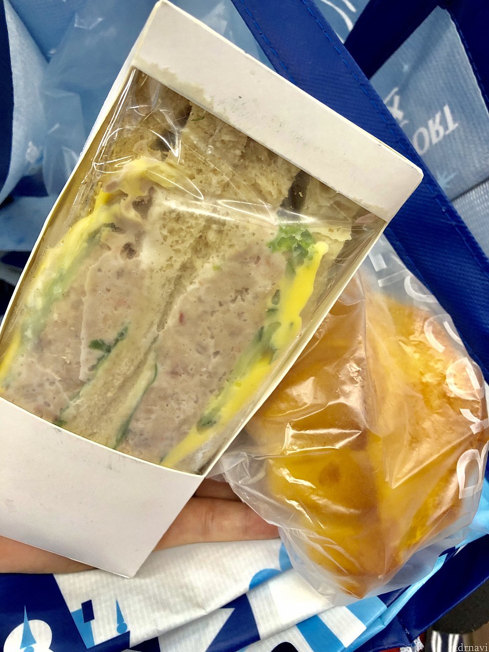 ツナサンド(22元)はボリュームたっぷり!塩パン(11元)は無難な感じ