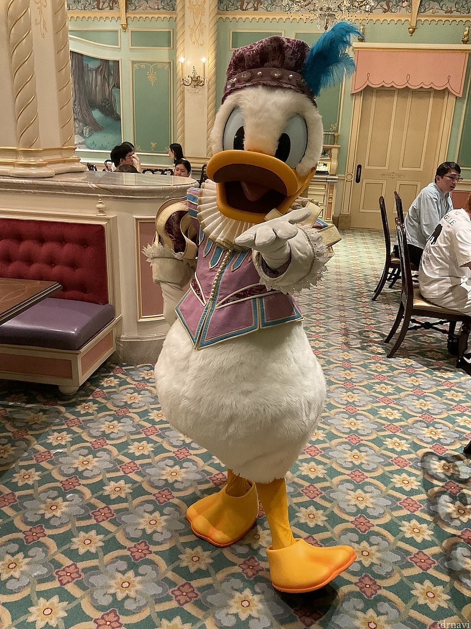 ドナルド!デザートが来る前に全キャラクター来ましたよ