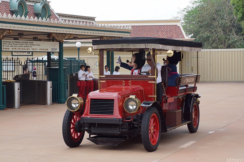 ミッキーミニーは車で登場♡