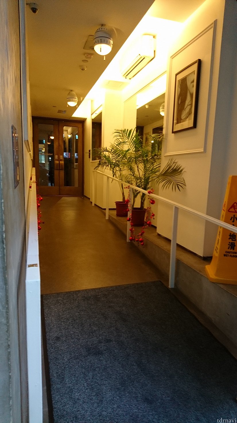 こちらはお部屋に通じてます。