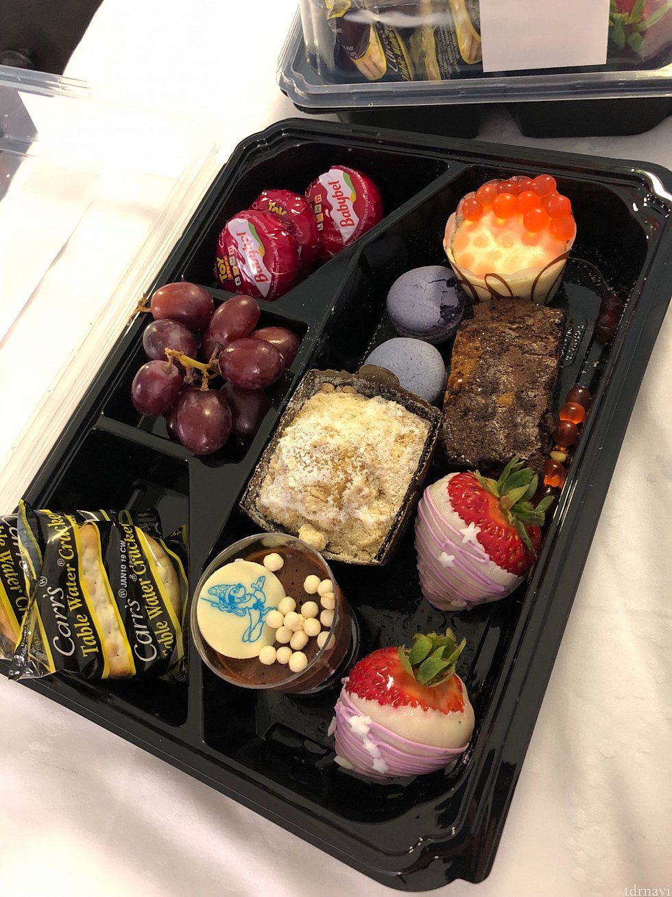 デザートパックの中身。量が多く全く手をつけられなかったのでホテルまで持って帰ってきました。