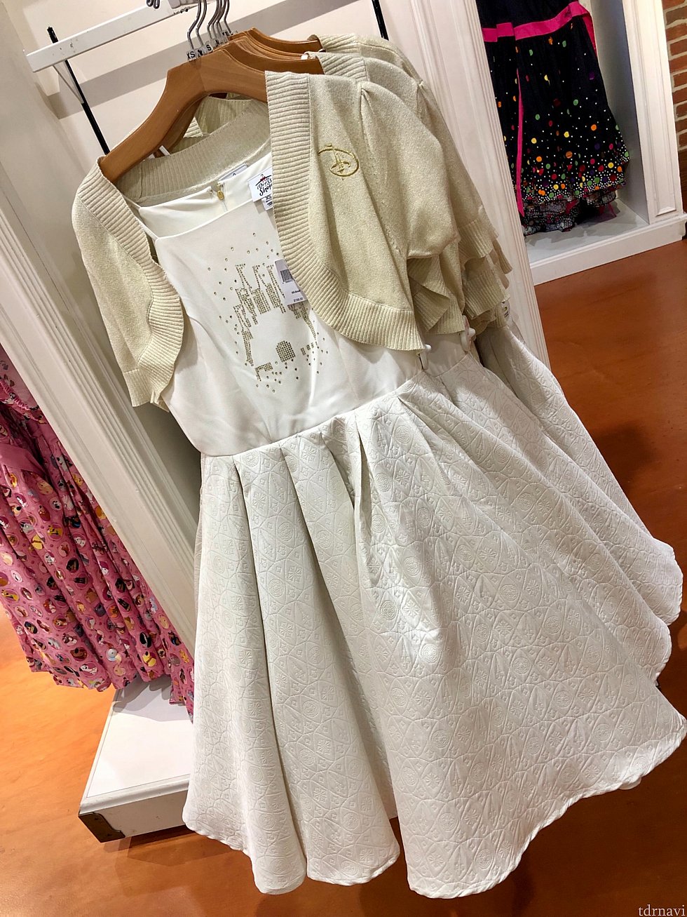 この色合いのドレスも清楚で良いですね。他のドレスと生地が違います。やはりいい記事を使っているからでしょうか、お値段が他より高くて$198。