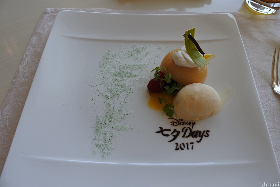 デザートも七夕モチーフ🎋ピーチのコンポートの中には小さな焼きメレンゲが3個入ってました!