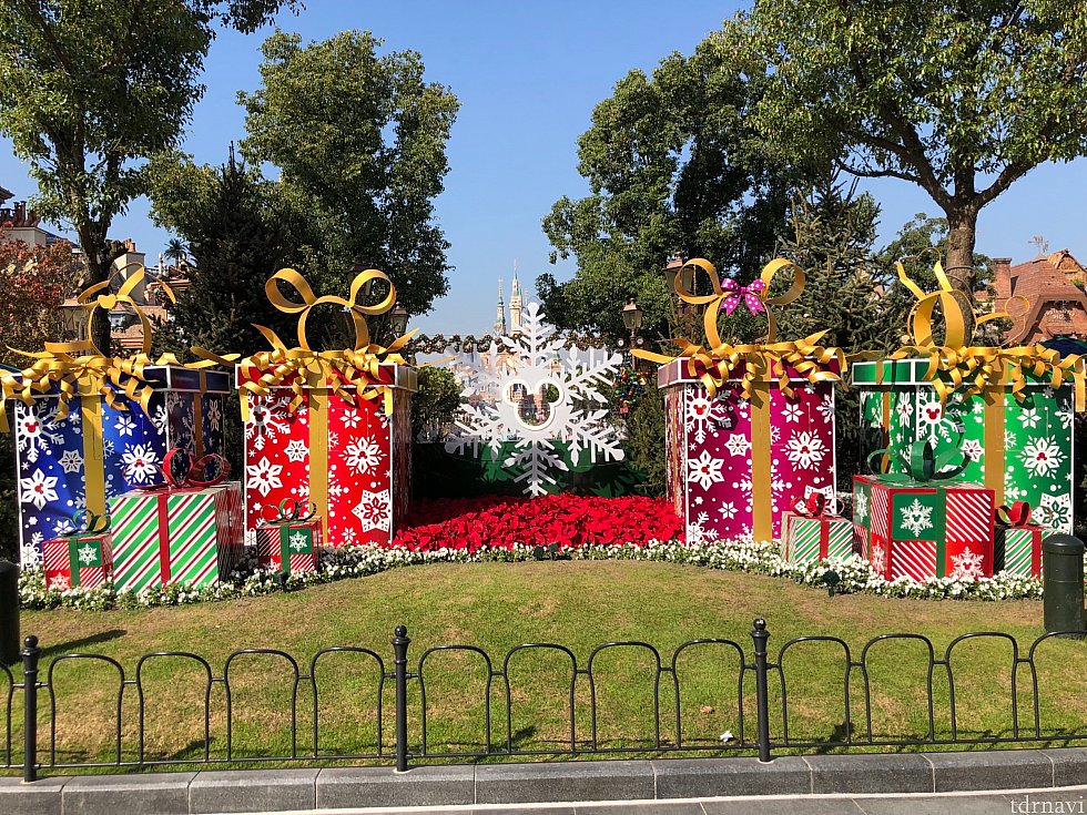 ミッキーアベニュー入り口のデコレーション♪リボンが可愛い♡