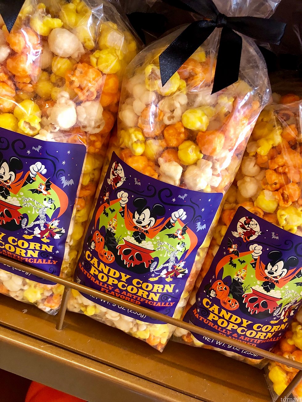 ハロウィンカラーのキャンディーコートポップコーン。