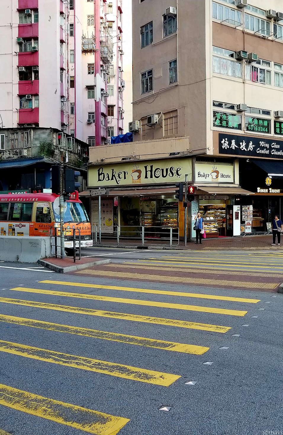 横断歩道を渡ったところにあるパン屋さんBaker House。クッキーやマンゴーたっぷりのホールケーキなどもありました