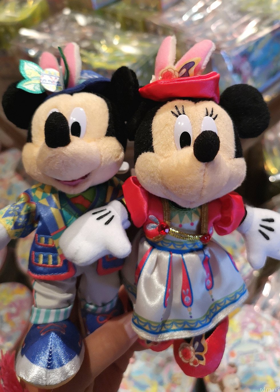 ミッキーとミニーちゃんのぬいぐるみバッジ、各1,700円。